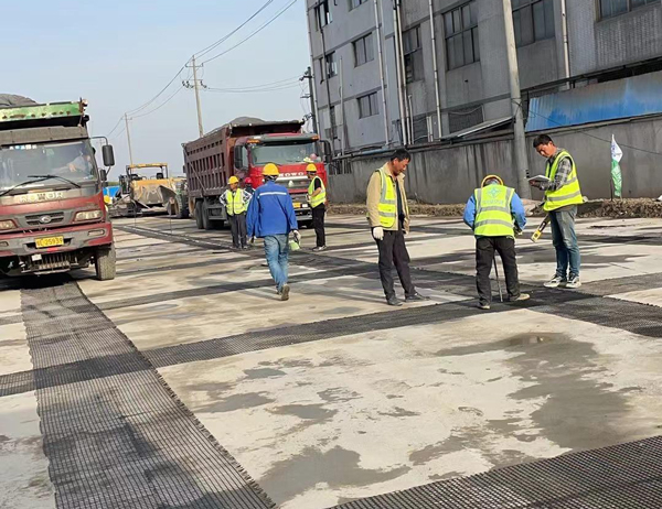 晋源老材料的新故事：玻璃纤维土工格栅如何在‘白改黑’浪潮中重获新生？